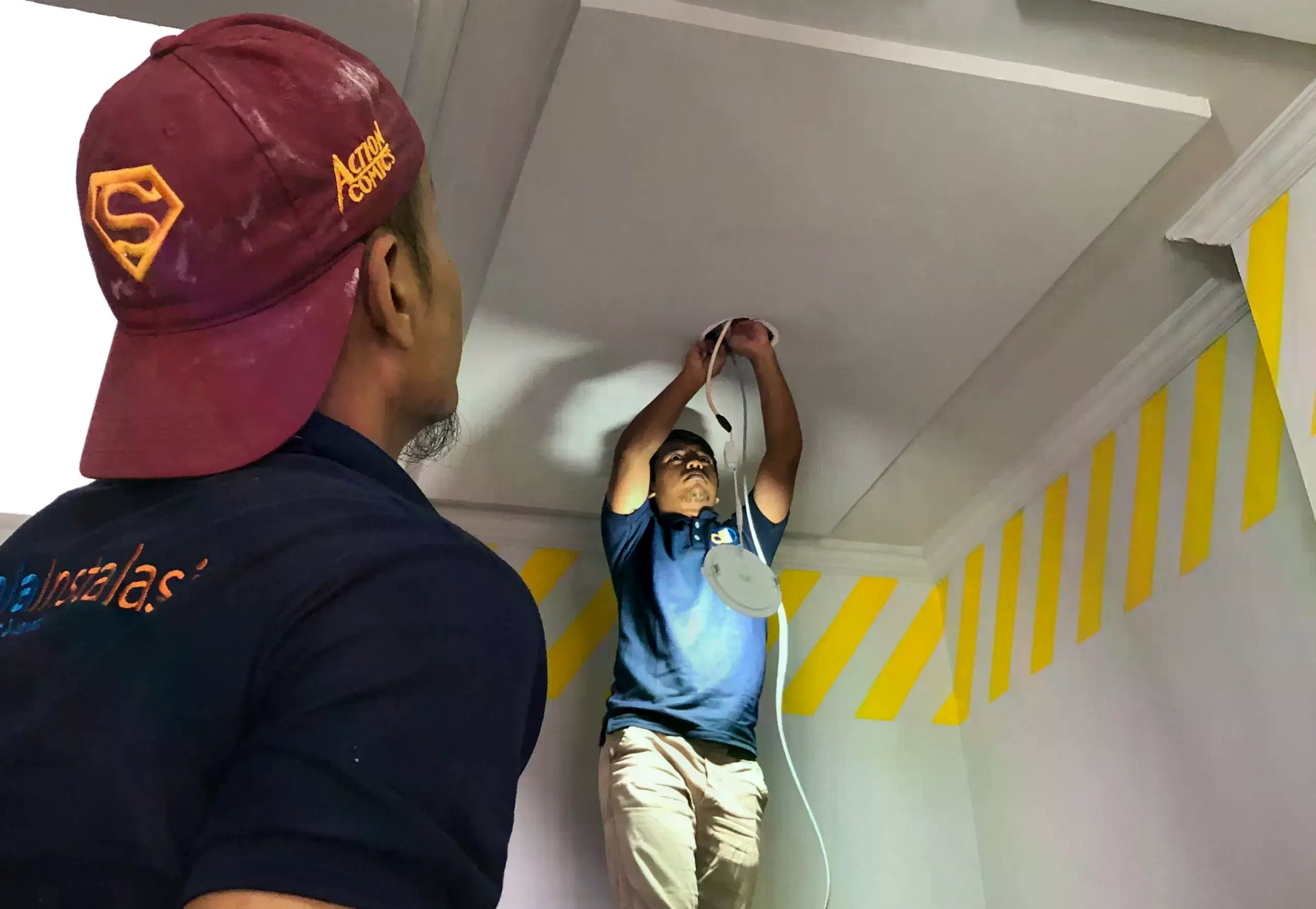 Teknisi Dunia Instalasi memasang kamera CCTV