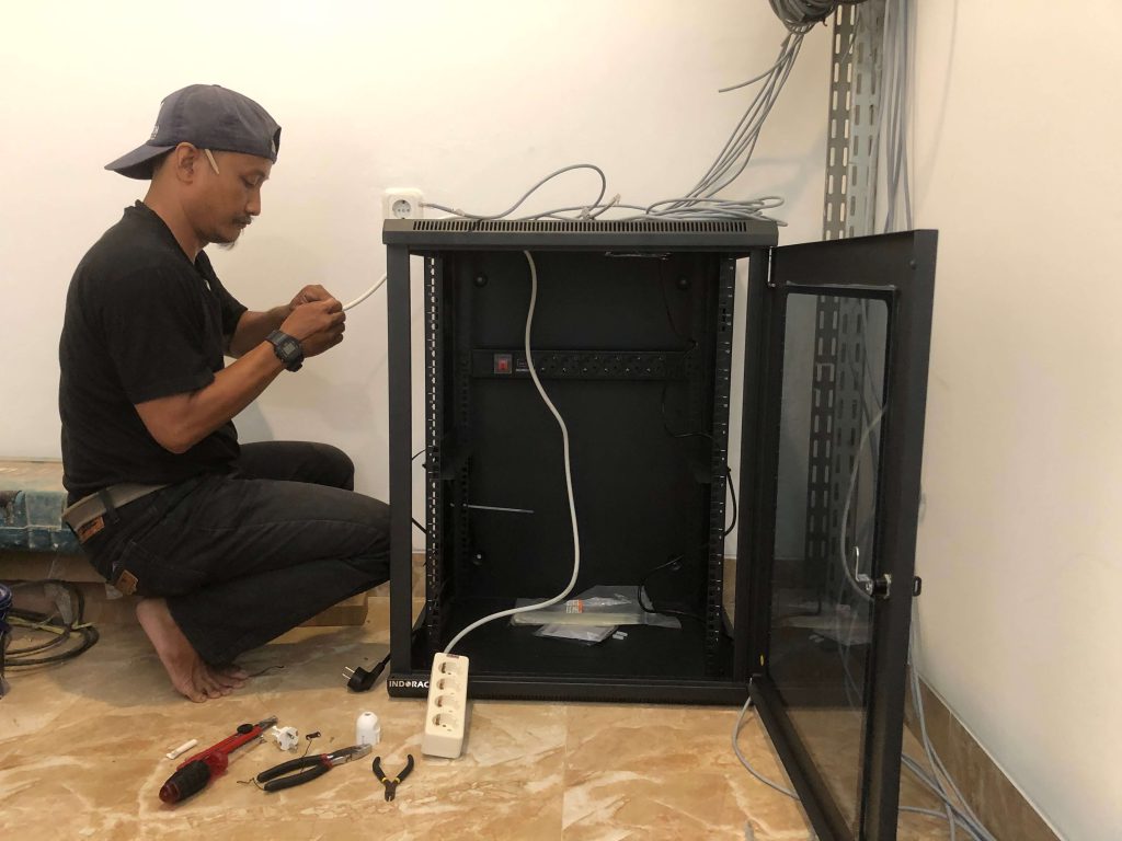 instalasi rak server Teknisi Dunia Instalasi merapikan kabel di dalam rak server