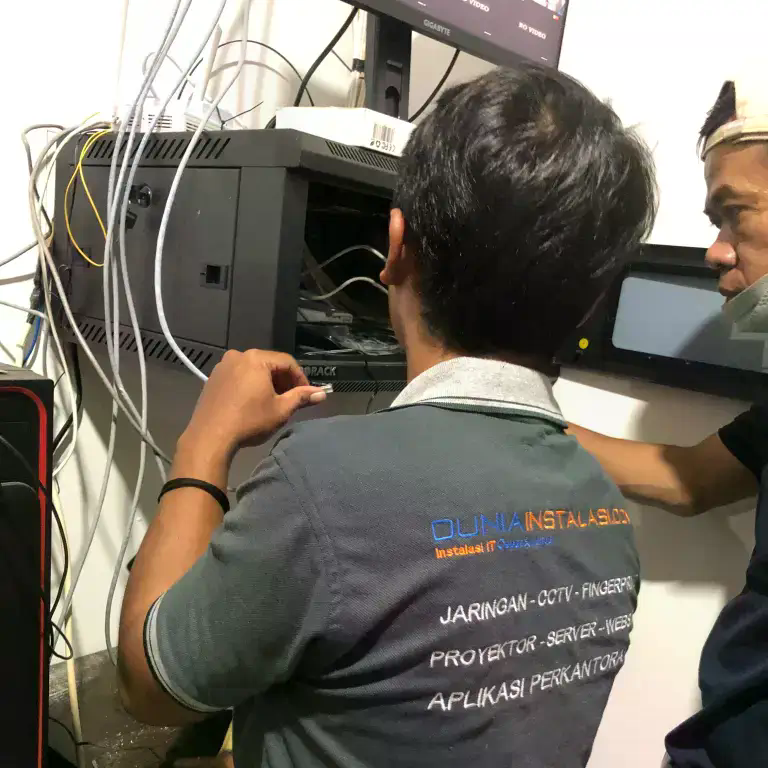 Rack dinding dengan switch dan router