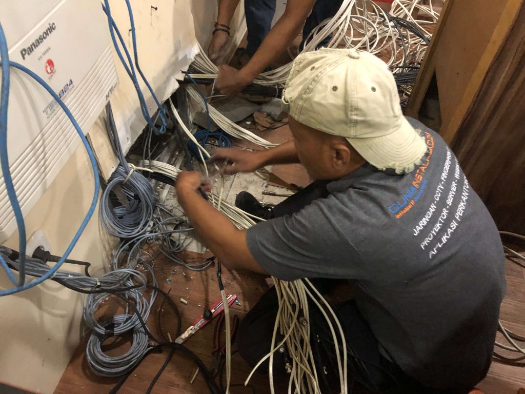 Teknisi Dunia Instalasi melakukan perawatan panel kabel PABX