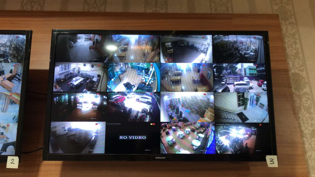 Monitor besar dengan tampilan multi-kamera CCTV yang dipasang Dunia Instalasi